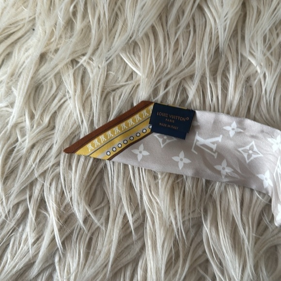 Authentic Louis Vuitton twilly - Picture 4 of 8